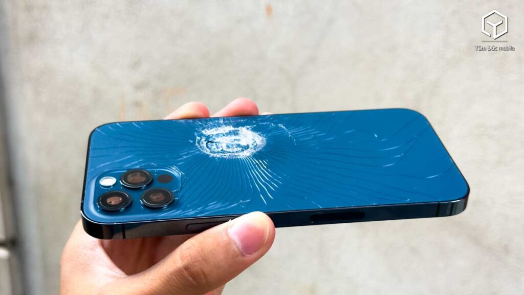 iPhone 12 Pro bị vỡ lưng có ảnh hưởng đến linh kiện bên trong không? | Tâm Đức Mobile