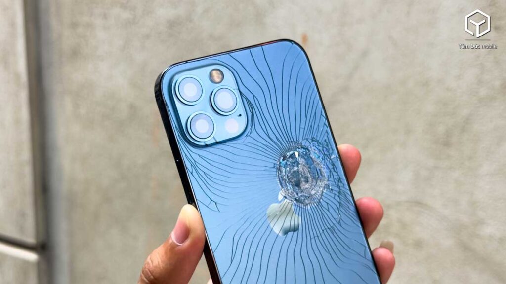 iPhone 12 Pro bị vỡ lưng có ảnh hưởng đến linh kiện bên trong không? | Tâm Đức Mobile
