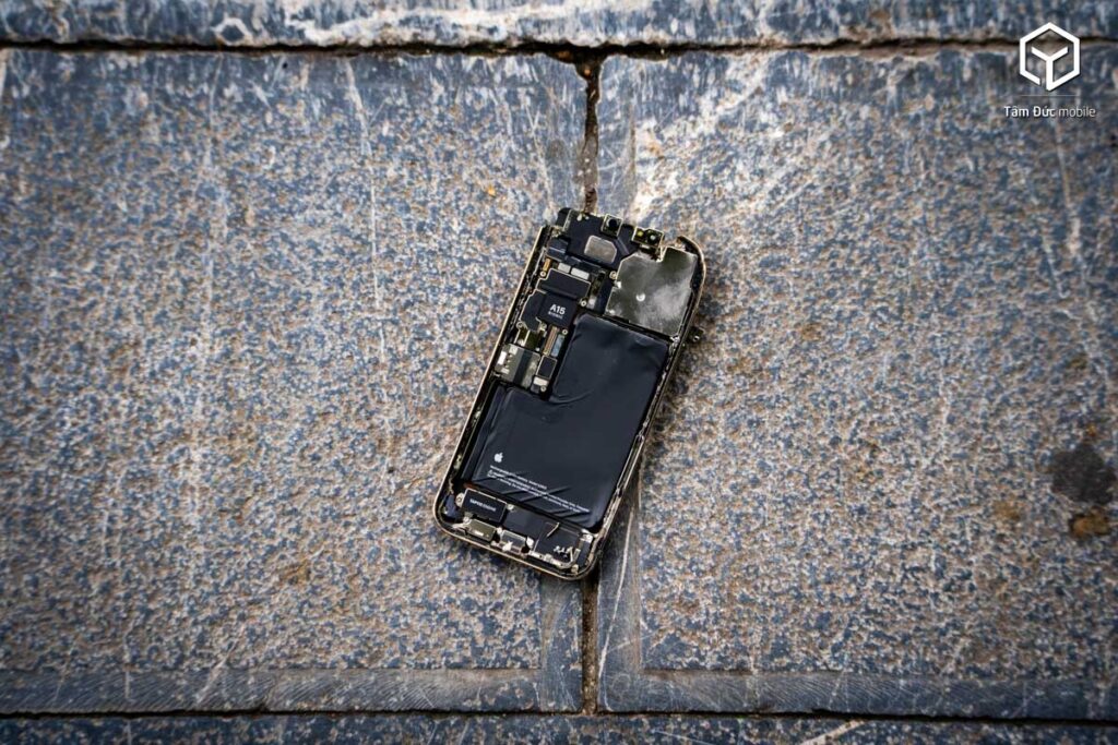 iPhone 13 Pro Max bị vỡ nát toàn bộ máy có cứu được dữ liệu không? | Tâm Đức Mobile