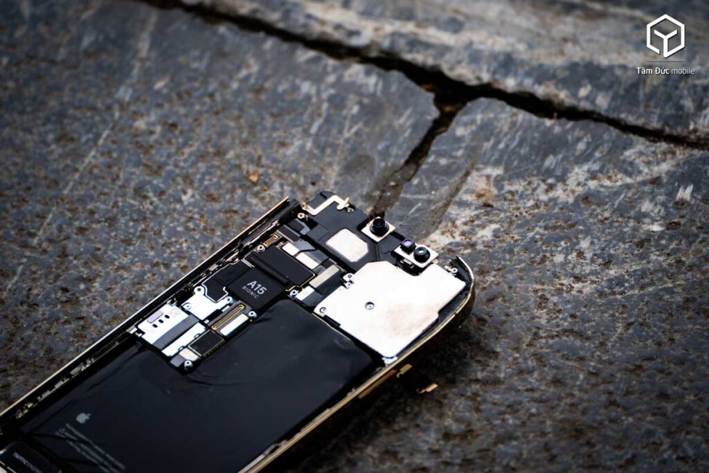 iPhone 13 Pro Max bị vỡ nát toàn bộ máy có cứu được dữ liệu không? | Tâm Đức Mobile