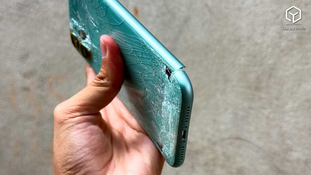 Khung viền iPhone 11 bị móp nặng có phải thay vỏ không? | Tâm Đức Mobile