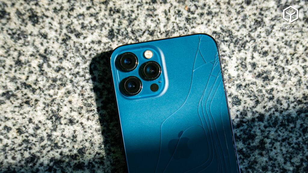 Vỡ kính lưng iPhone 12 Pro Max có làm giảm giá trị máy khi bán lại không? | Tâm Đức Mobile