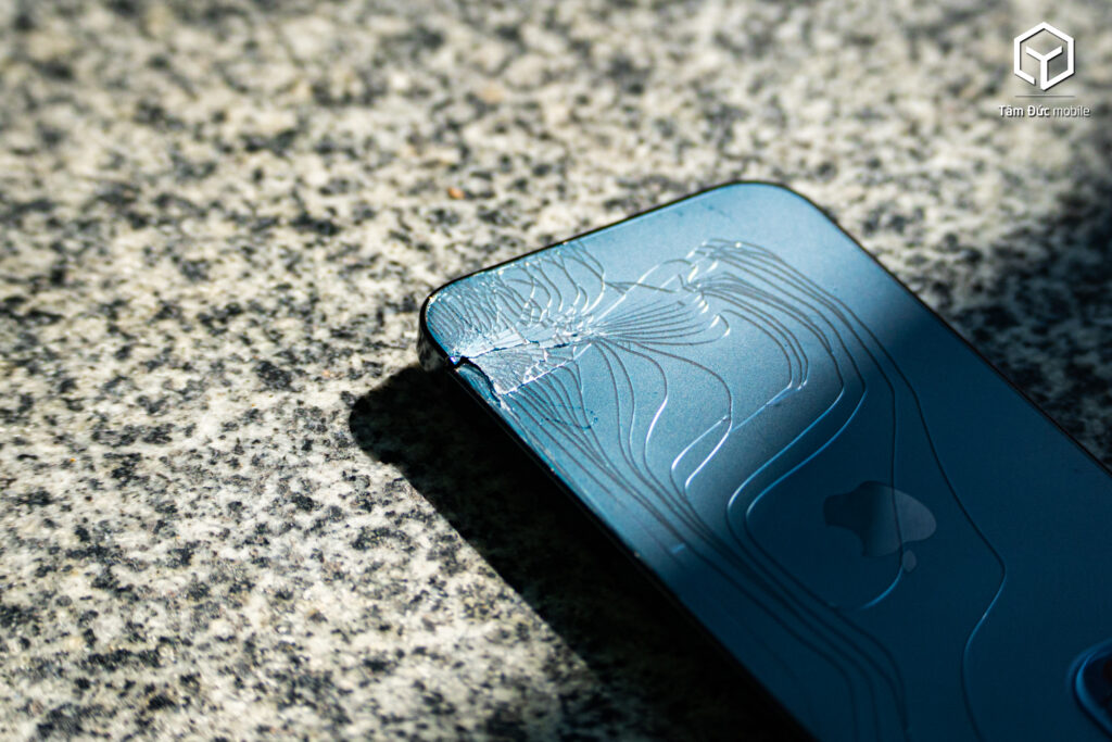 Vỡ kính lưng iPhone 12 Pro Max có làm giảm giá trị máy khi bán lại không? | Tâm Đức Mobile