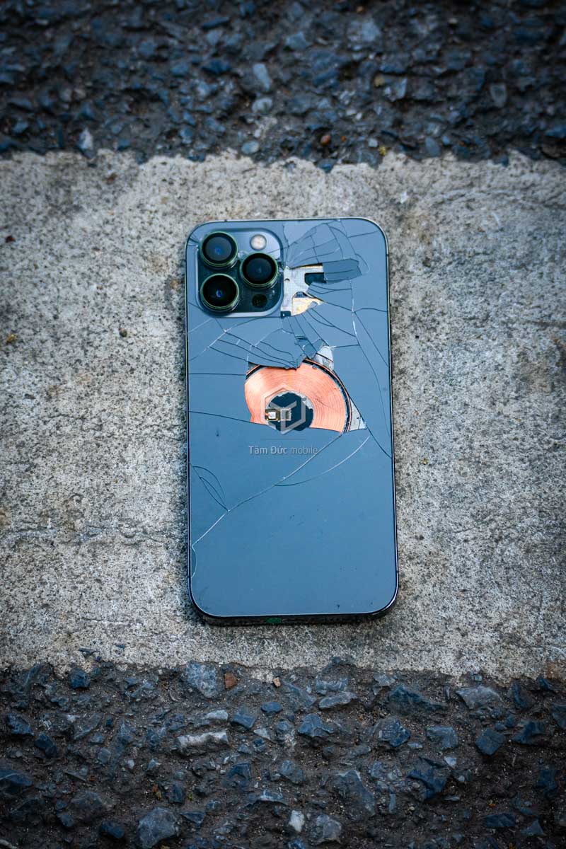 Vỡ kính lưng iPhone 12 Pro Max để lâu có sao không? | Tâm Đức Mobile 1 Vỡ kính lưng iPhone 12 Pro Max để lâu có sao không? | Tâm Đức Mobile