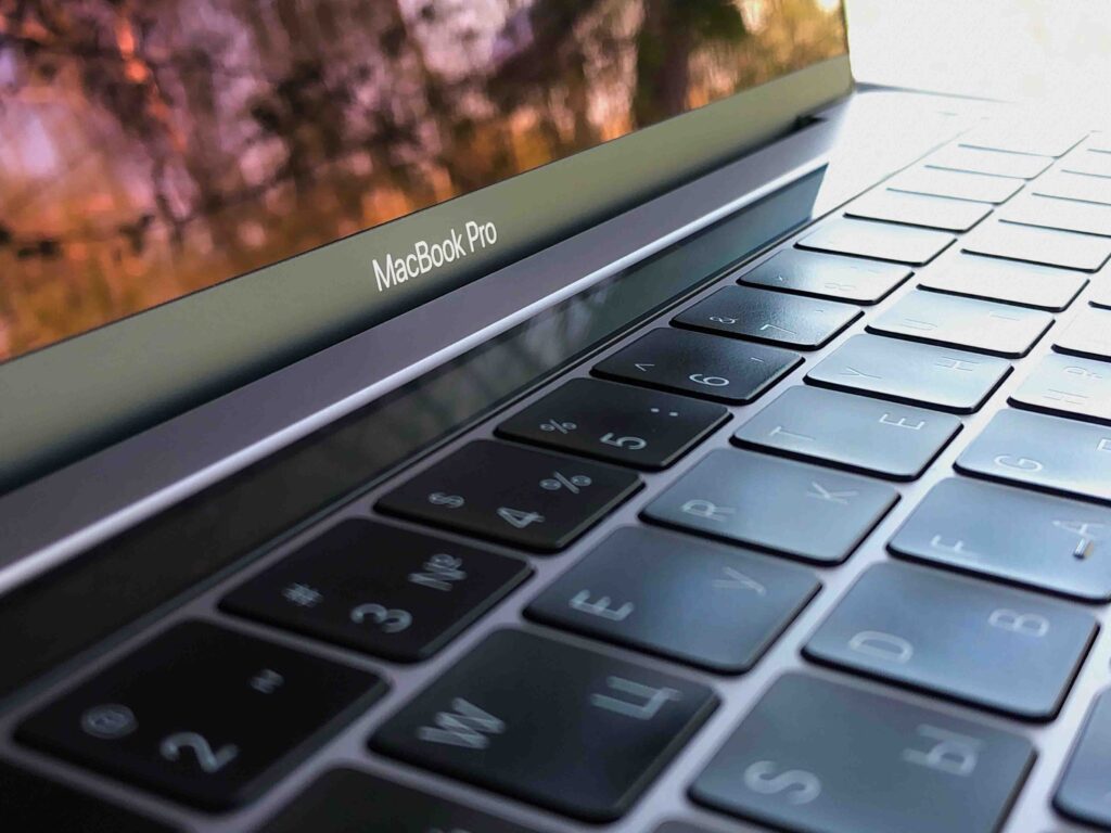 MacBook Pro OLED 2026 có thể nhẹ hơn đáng kể | Tâm Đức Mobile 4 macbook pro oled 2026 co the nhe hon dang ke
